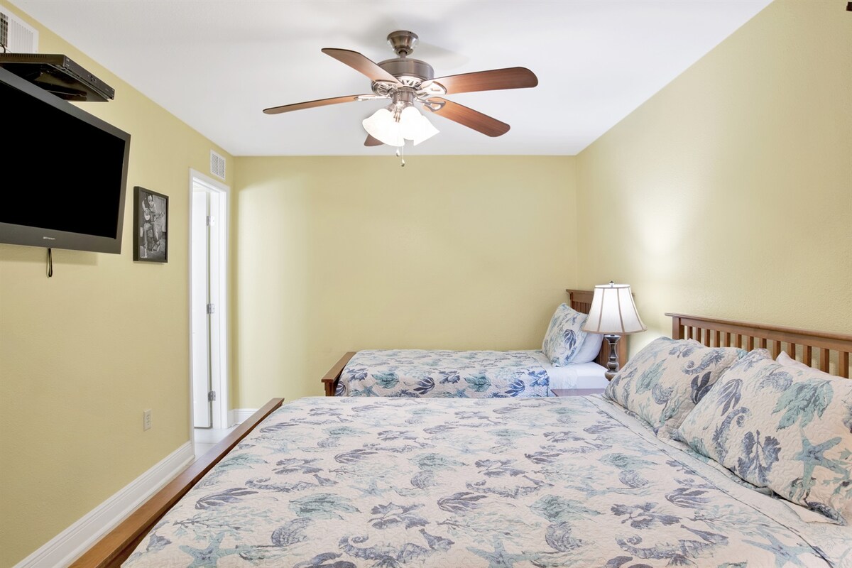 Dormitorio de invitados con cama tamaño queen y cama individual separada, NO LITERAS, ventilador de techo, 2 mesitas de noche, armario y acceso directo al segundo baño.