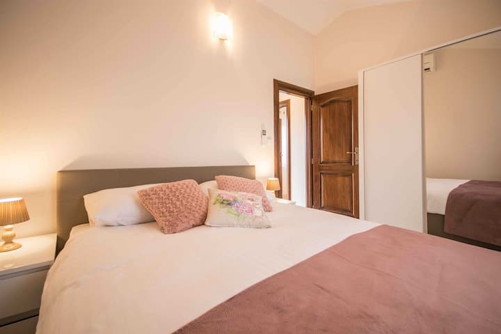 Меките цветове допринасят за усещането за комфорт на това уютно легло, убежище за нежна почивка и релаксация