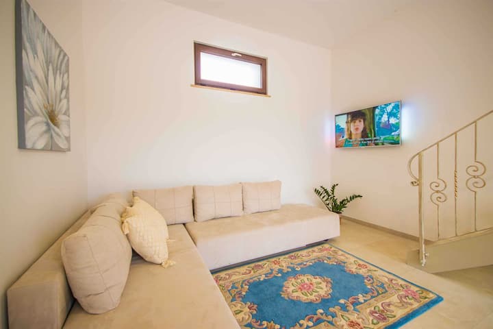 Всекидневната разполага с минималистичен дизайн, който допринася за цялостното усещане за комфорт, докато си почивате на големия диван