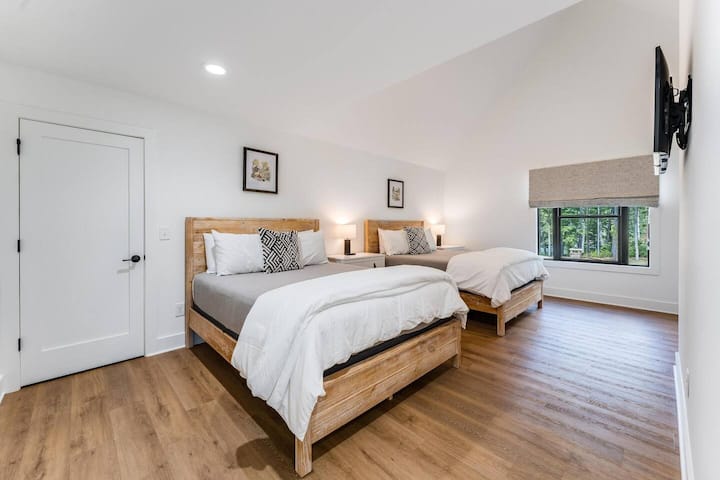 [Chambre 4 avec 2 lits Queen et lit de jour au niveau supérieur] avec vue sur le lac Mays. 