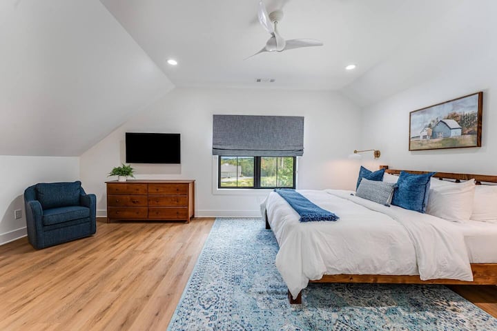 [Chambre 3 avec lit King Size et 2 lits jumeaux au niveau supérieur] La grande fenêtre montre l'incroyable lever du soleil sur la montagne et la plus petite fenêtre du coin donne sur le lac Mays.