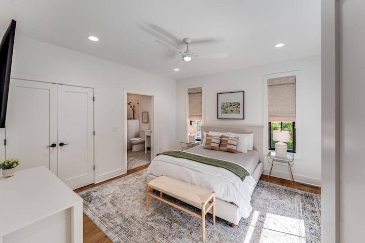 [Chambre 2 au niveau principal avec lit Queen Size] Porte surdimensionnée de 35pouces pour l'accès aux fauteuils roulants pour les voyageurs qui en ont besoin. 