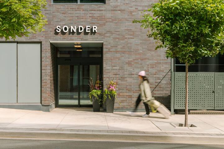 Sonder at Artesa | Three-Bedroom Apartment gallery image 5