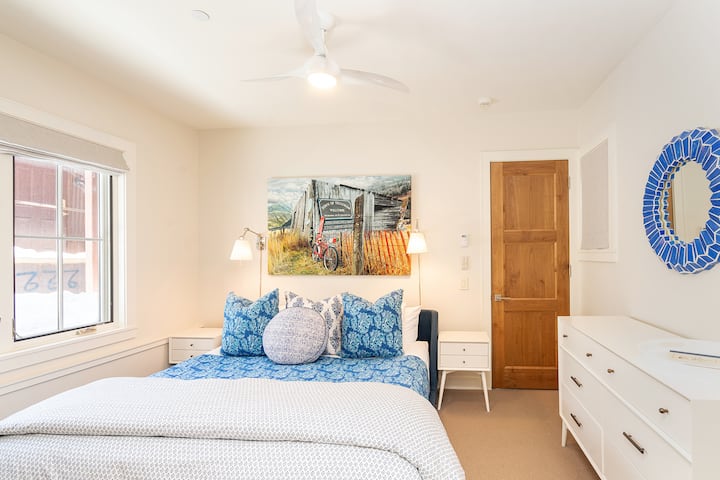 تحتوي غرفة الضيوف في الطابق الأرضي على سرير كينج بالإضافة إلى حمام داخلي.