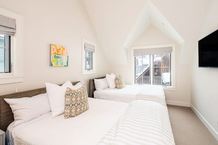 تحتوي غرفة نوم الضيوف في الطابق الثالث على سريرين بحجم متوسط مع تلفزيون بشاشة مسطحة وإضاءة ساطعة ومساحة تخزين واسعة.