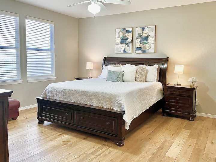 Úžasný výhľad na golfové ihrisko! Manželská posteľ, inteligentná televízia, plyšová kožená stolička na čítanie a šatník.