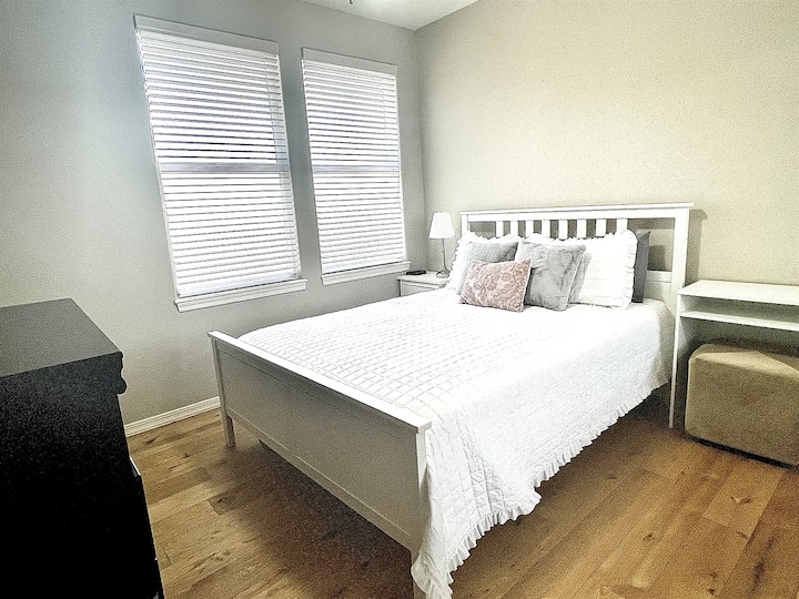 Krásny výhľad na golfové ihrisko! Manželská posteľ s písacím stolom a inteligentným televízorom.