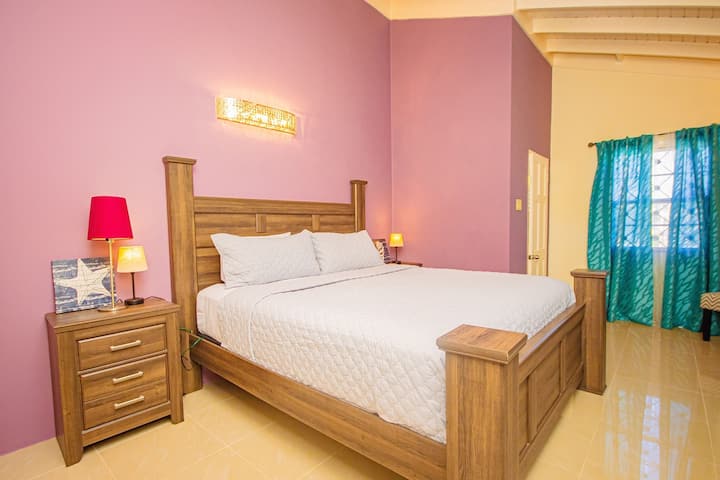 Основна спалня със самостоятелна баня и голямо двойно легло