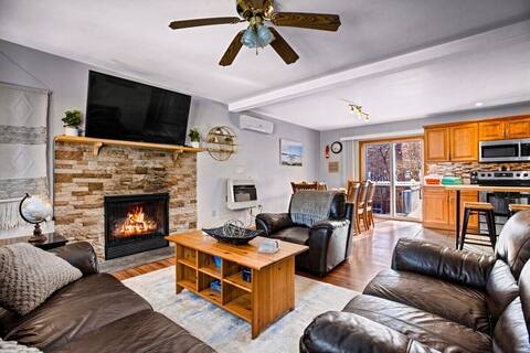 Lakefront Winter getaway with hot tub & firepit