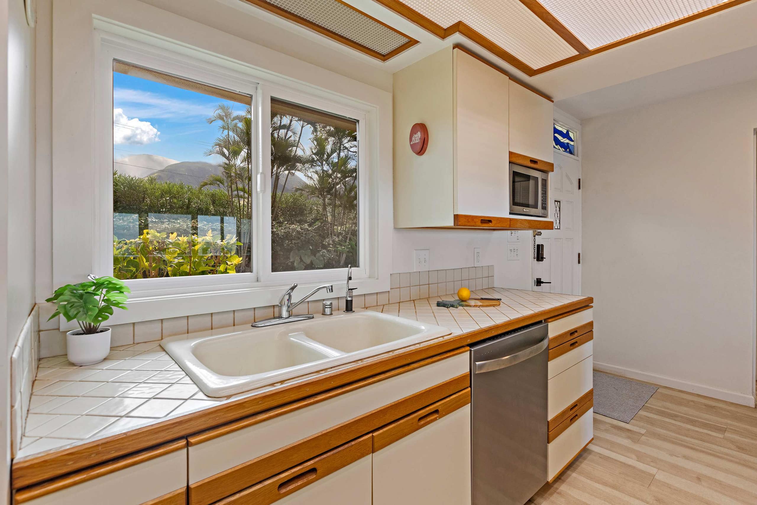 Townhouse in Lahaina · ★5.0 · 3 bedrooms · 4 beds · 3 baths - Image 12