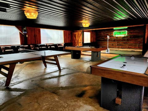 Private Fun Barn~Hot Tub~Pool Table~Karaoke