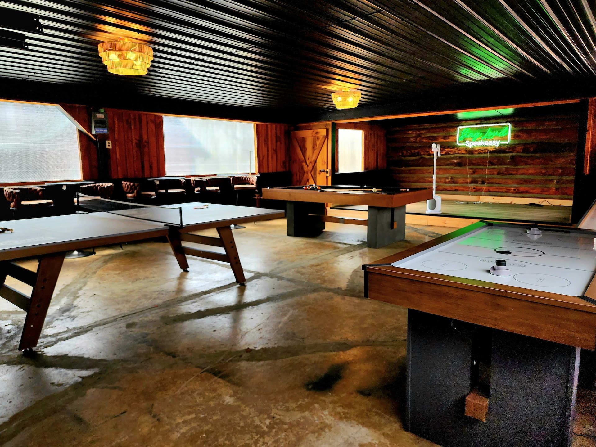 Private Fun Barn~Hot Tub~Pool Table~Karaoke