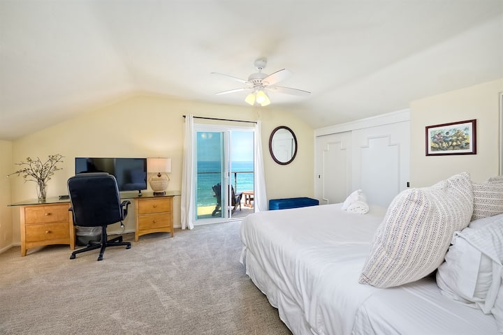 Dormitorio principal con vistas al mar y patio con vistas al mar