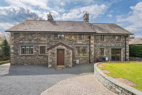 Beechwood, Windermere - sleeps 10 with Hot tub!