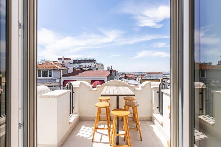 Bright Charming 3BD/2.5Bath Pad w/ Terraces! #278 gallery image 2