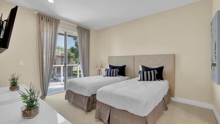 סוויטת שני תאומים חדר שינה 3 למעלה 
חדר רחצה צמוד,
מרפסת לא מרוהטת ליד חדר השינה