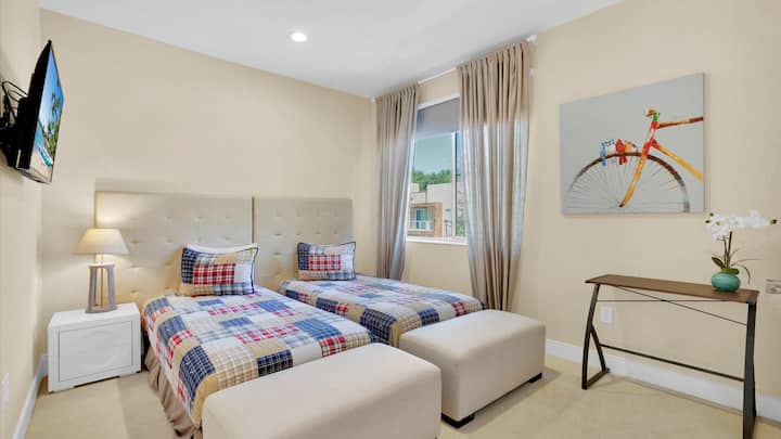 Two Twins Suite Bedroom 4
למעלה
חדר רחצה צמוד