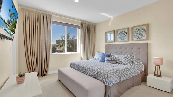 Master King Bedroom 2 Upstairs
חדר רחצה צמוד
יש מרפסת מרוהטת מחוץ לחדר השינה
