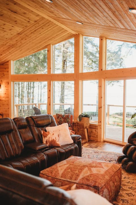 Luxury Water View-HotTub-MassageChair-ChefsKitchen