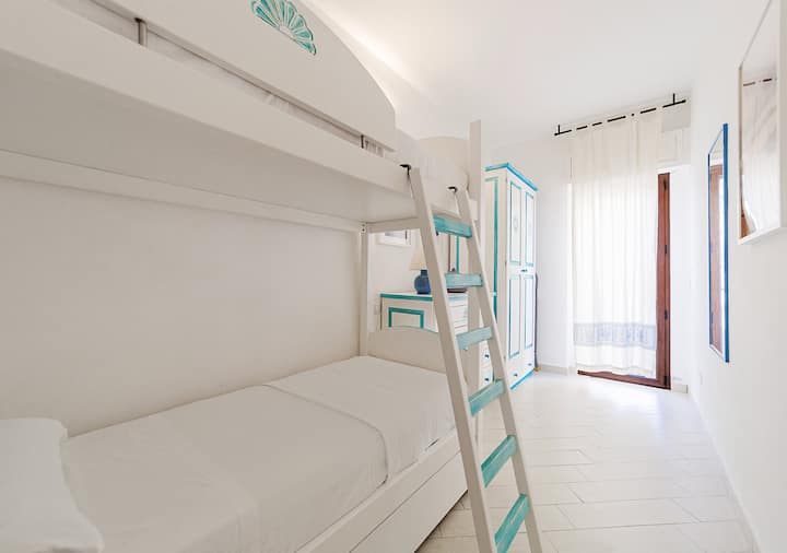 la-maddalena-Solutions -intelligenti-case-vacation-trilocale-cala-maiore-01-cameretta