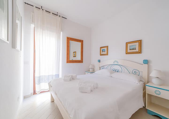 la-maddalena-Solutions -intelligenti-case-vacation-trilocale-cala-maiore-01-camera-matrimonial