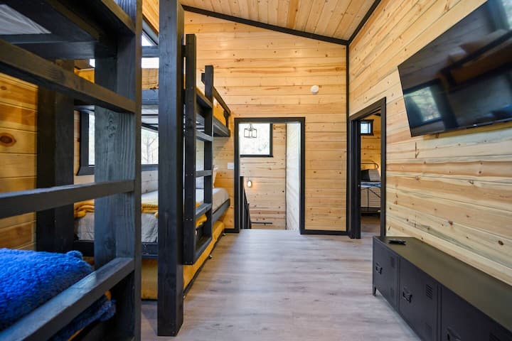 ห้องเตียงสองชั้น: พื้นที่สนุกสนานพร้อมเตียงสองชั้นและเสน่ห์แบบชนบท—เหมาะสำหรับเด็กและเพื่อน!