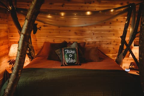 Forested Retreat on the Bluffs-Hot tub-