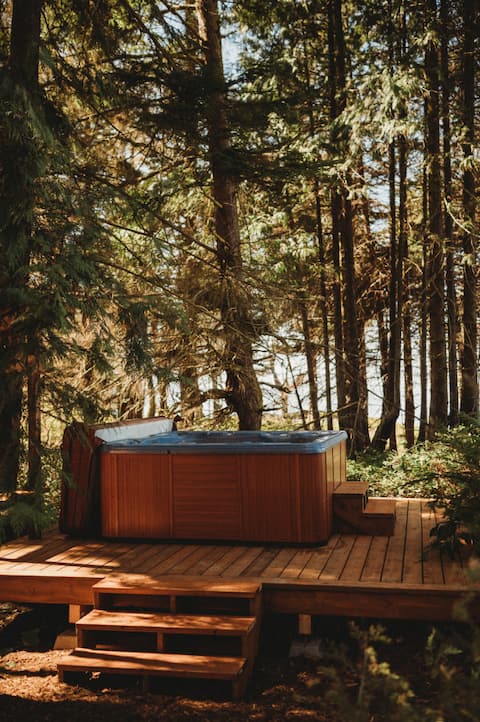 Forested Retreat on the Bluffs-Hot tub-