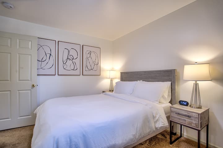 เพลิดเพลินกับการนอนหลับอย่างต่อเนื่องในห้องนอนที่เงียบสงบของเรามีเตียงขนาดคิงไซส์สวรรค์เพื่อการพักผ่อนที่ดีที่สุดของคุณ