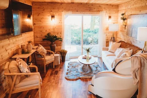 Luxury Water View-Hot Tub- Massage Chair-Meadow