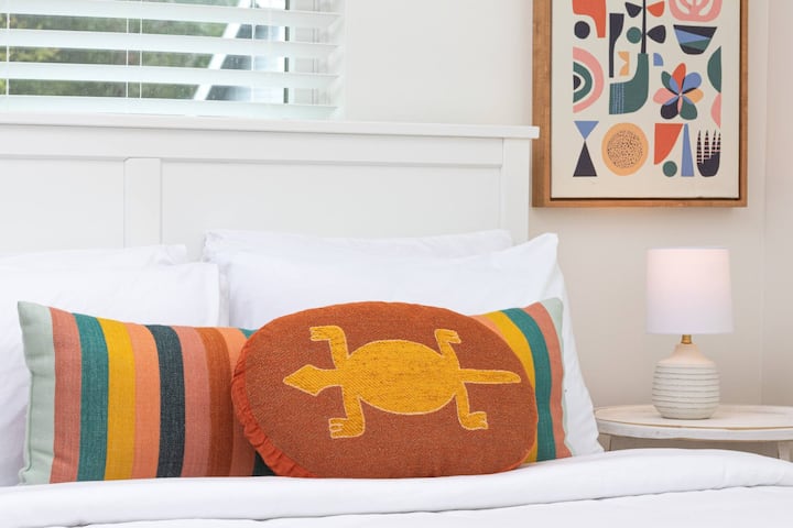 Le lit à baldaquin queen size assure une nuit de sommeil reposante, avec un matelas haut de gamme et une literie moelleuse qui garantissent le plus grand confort. La palette de couleurs est moderne et de bon goût, avec des touches vives qui ajoutent de l'intérêt visuel et de l'énergie à l'espace.