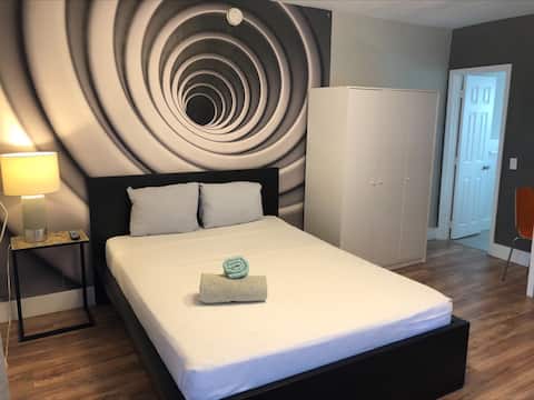 Top Airbnb: Vibrant Flat Queen Bed & Full Kitchen in Old San Juan