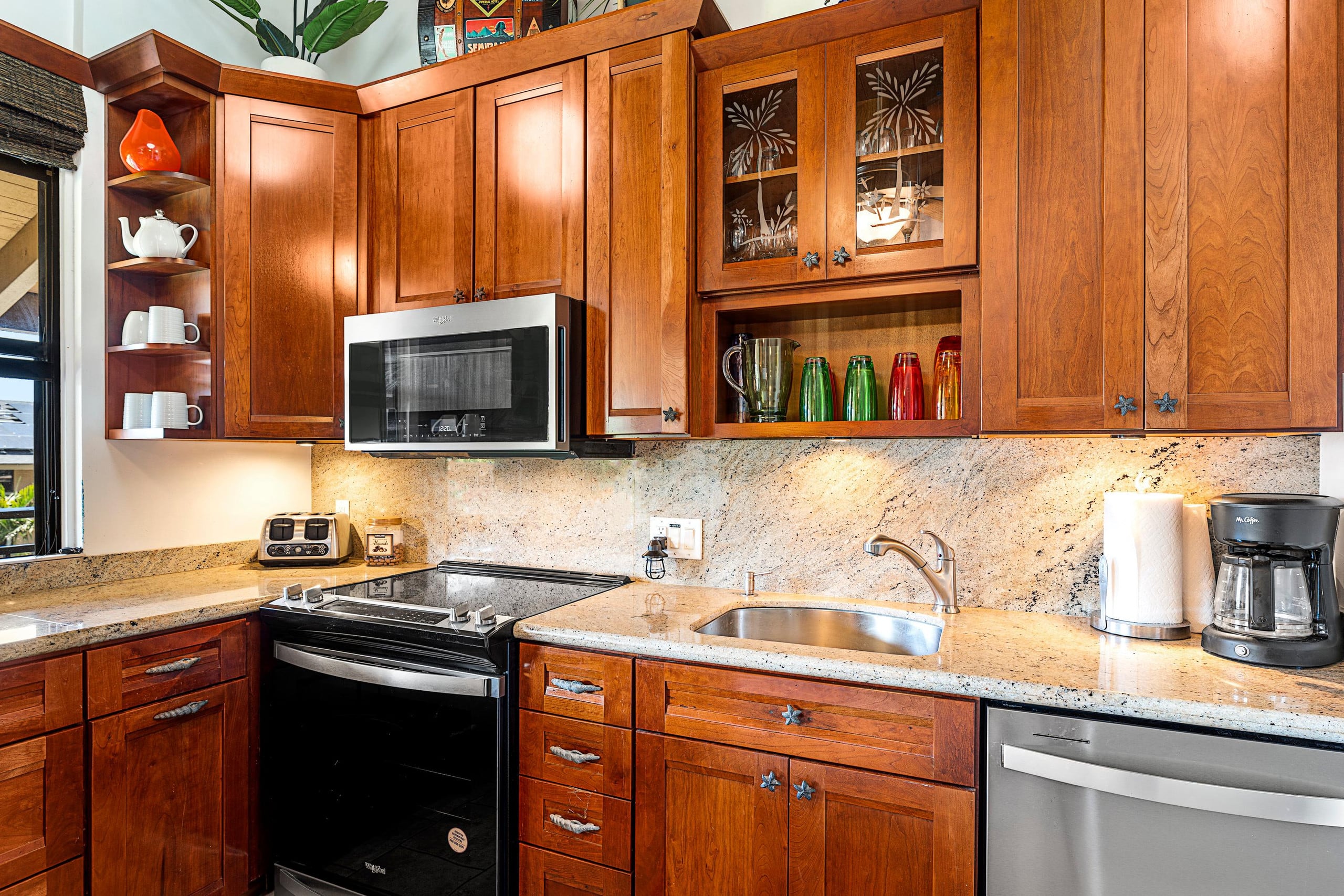 Condo in Kailua-Kona · ★4.95 · 2 bedrooms · 3 beds · 1 private bath - Image 12
