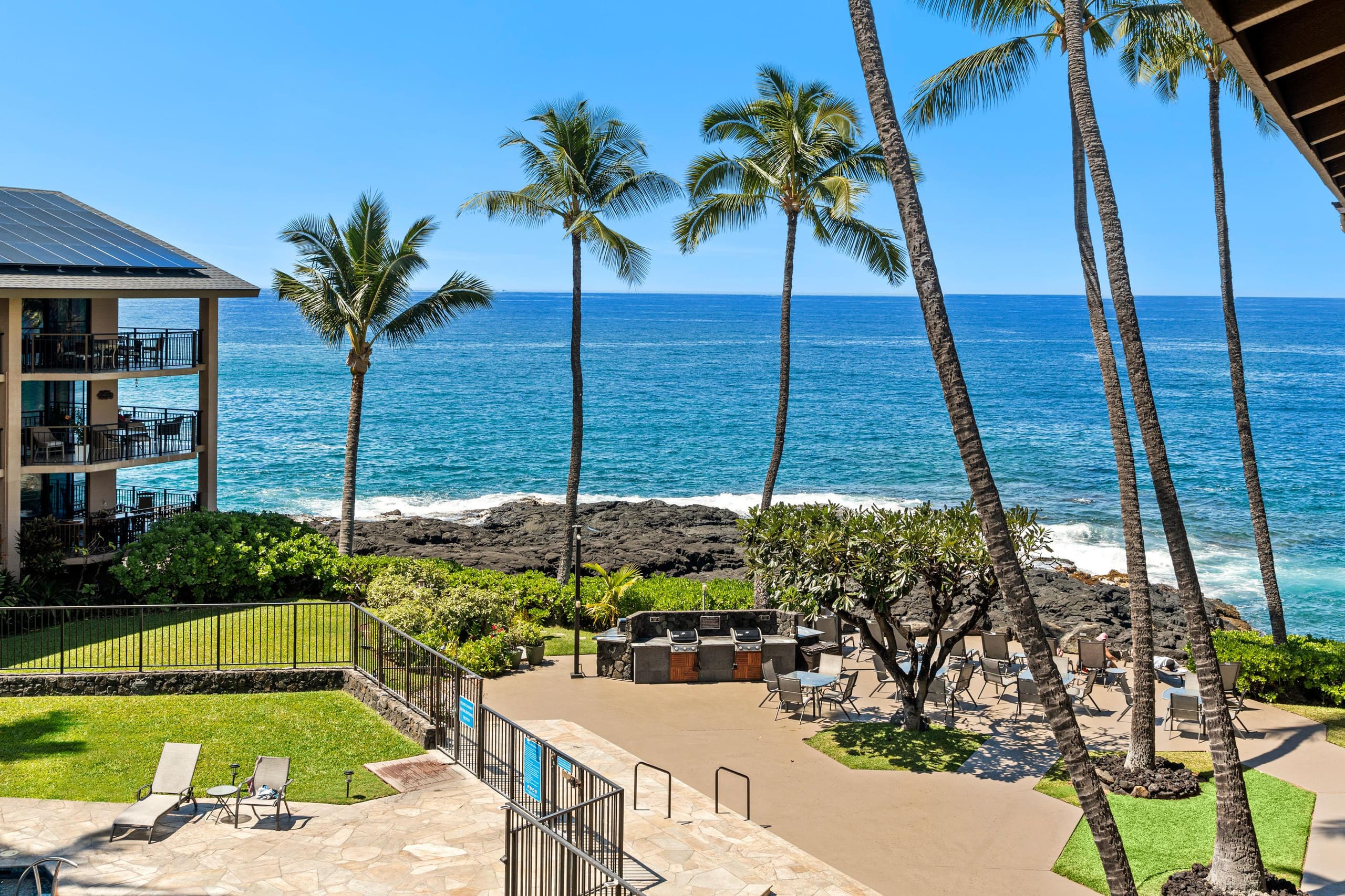 Condo in Kailua-Kona · ★4.95 · 2 bedrooms · 3 beds · 1 private bath - Image 2