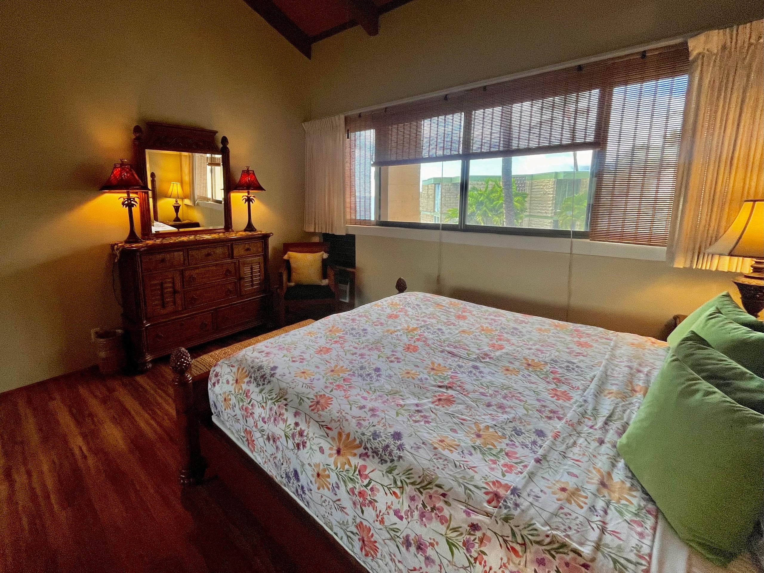 Condo in Kailua-Kona · ★4.95 · 2 bedrooms · 3 beds · 1 private bath - Image 7