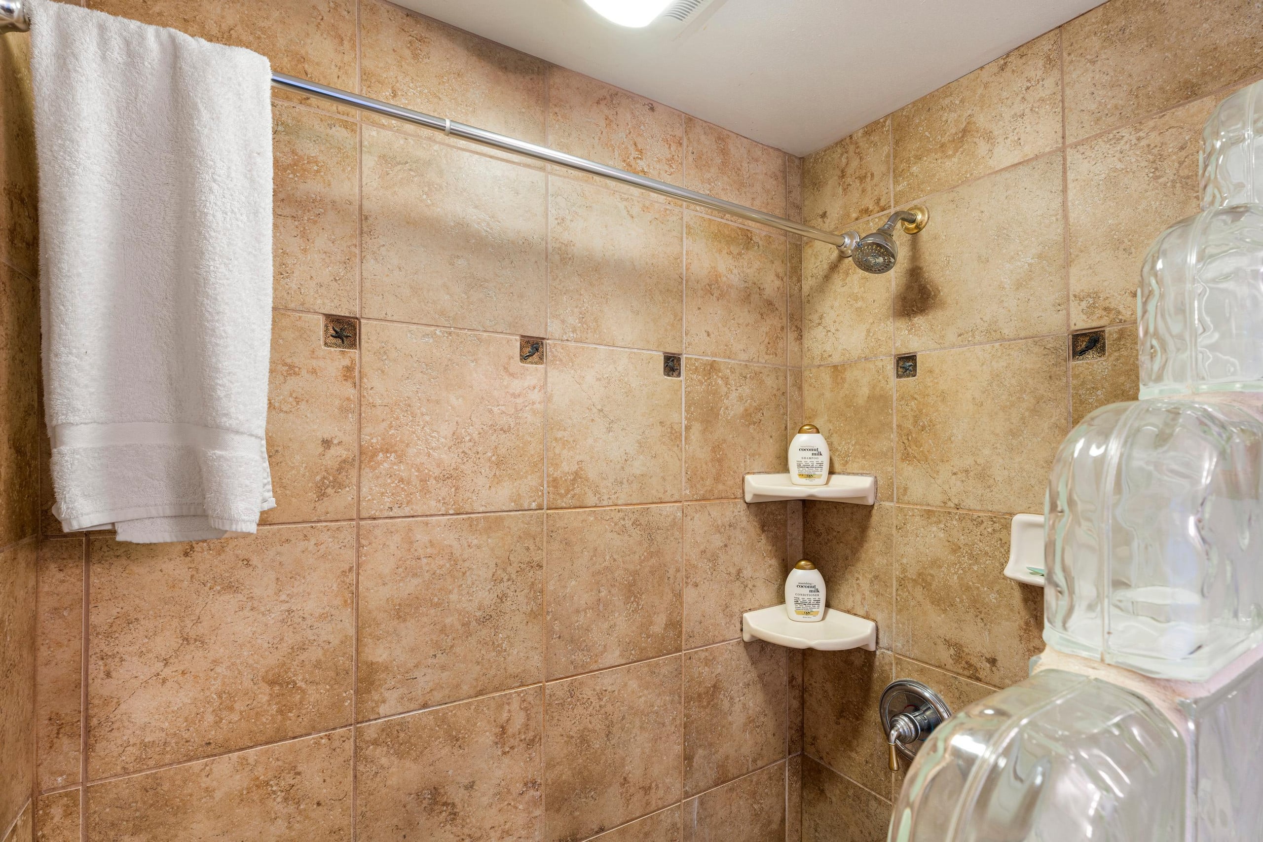 Condo in Kailua-Kona · ★4.95 · 2 bedrooms · 3 beds · 1 private bath - Image 19