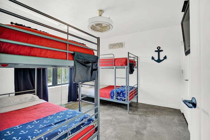 Chumba cha kulala kizuri cha 3 na seti mbili za pacha juu ya vitanda vya mapacha, vinavyofaa kwa sleepover ya watoto.