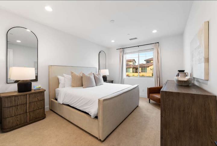 ห้องนอนสำหรับผู้เข้าพักที่สะดวกสบายพร้อมการออกแบบที่อบอุ่นและทันสมัย