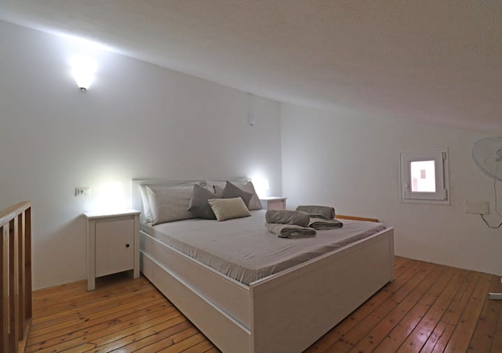 la-maddalena-Solutions -intelligenti-case-vacation-bilocale-residenza-regina-margherita-soppalco-camera