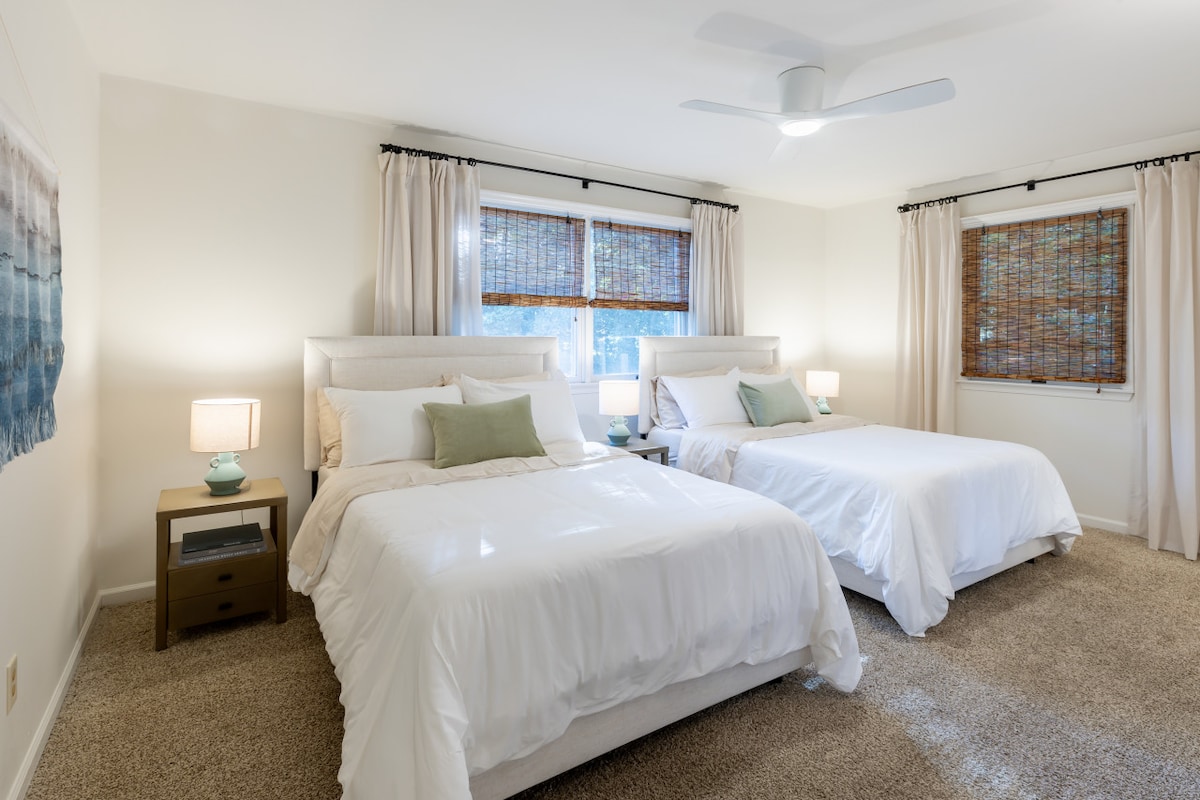 3号卧室：现代舒适，配备两个标准双人床，可睡4人