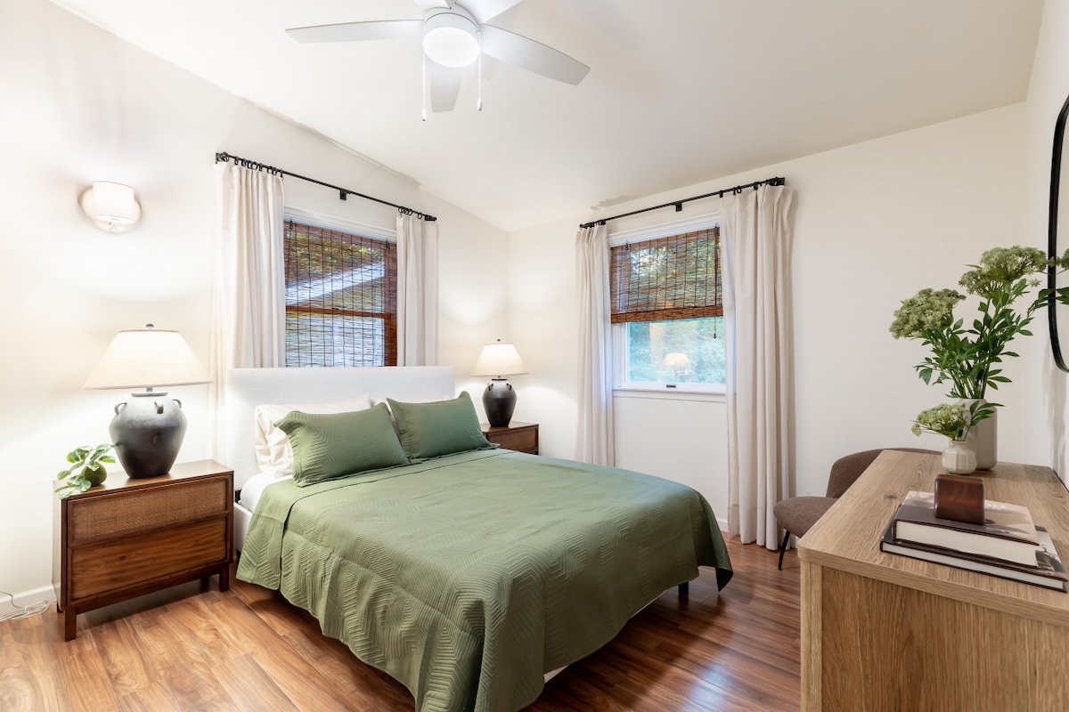 2号卧室：舒适设计的标准双人床卧室，可睡2人