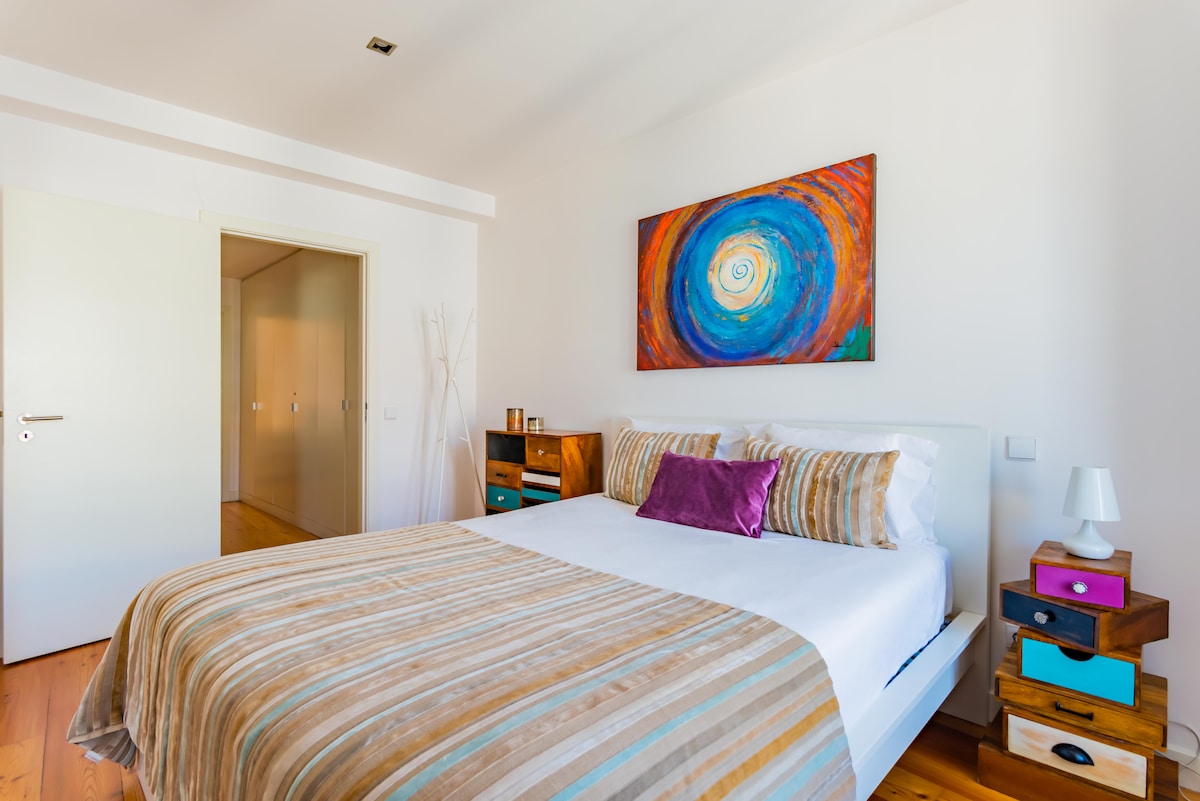 Spavaća soba s bračnim krevetom.