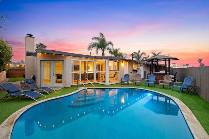 Bay Park 5BR Retreat | Pool + Hot Tub