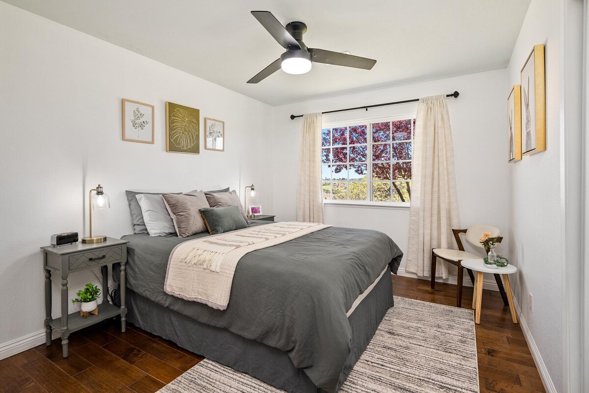 חדר שינה שני עם מיטת קווין סייז 