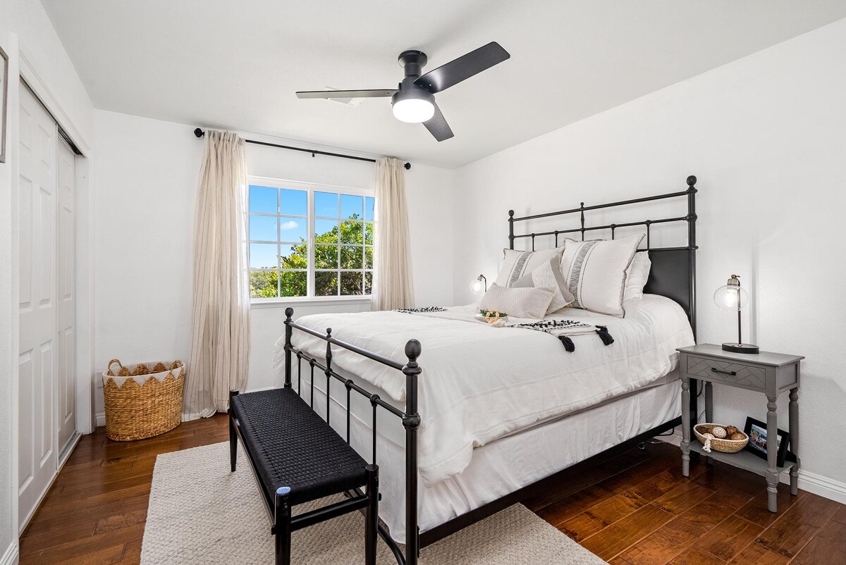 חדר שינה שלישי עם מיטת קווין סייז. 