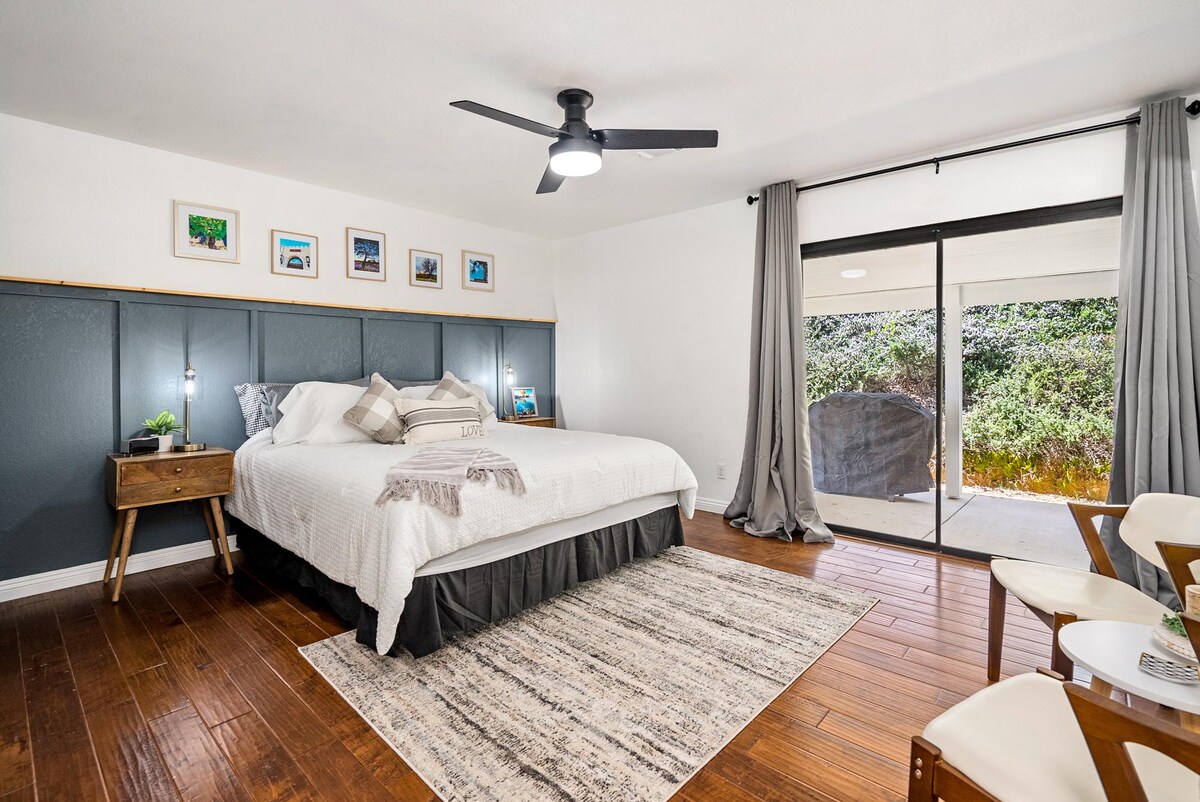 בחדר השינה הראשי יש מיטת קאל קינג וחדר רחצה צמוד.