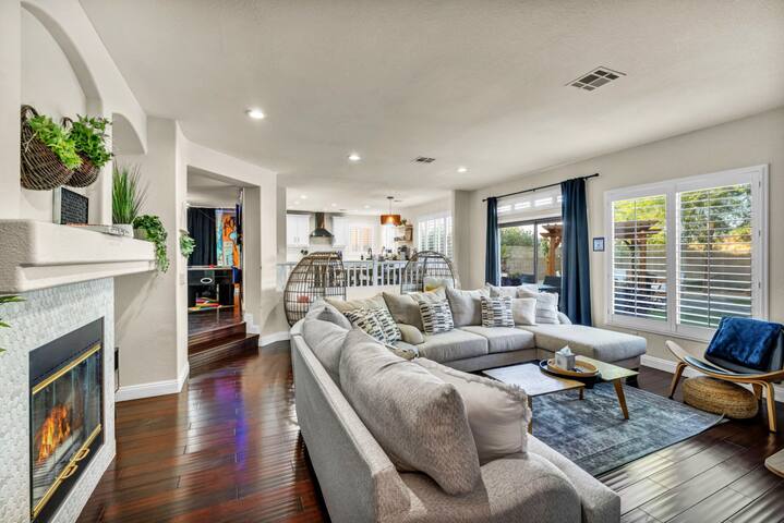 Vegas 6BR Dream Villa: Pool, Hot Tub & Games gallery image 3