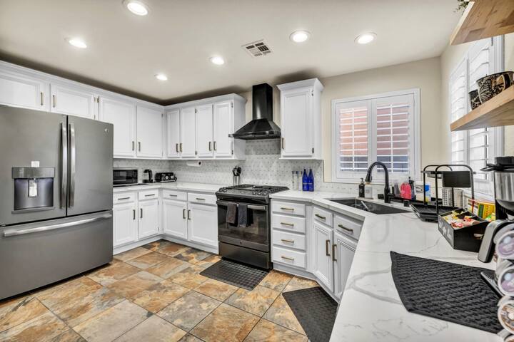 Vegas 6BR Dream Villa: Pool, Hot Tub & Games gallery image 4