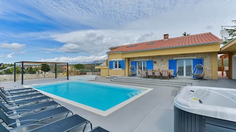 Villa Re with heated pool and spa