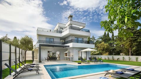 Luxury villa with swimming pool in Premantura